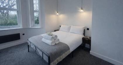 Dippen Hall Signature Apartment - Minutes From LGW
