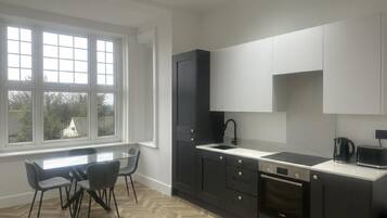 Fridge, oven, stovetop, coffee/tea maker