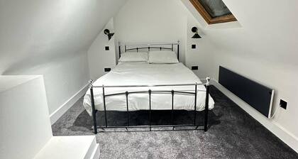 Dippen Hall Signature Apartment - Minutes From LGW