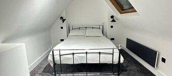 Dippen Hall Signature Apartment - Minutes From LGW