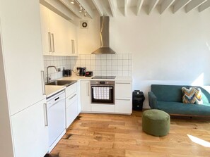 Fridge, oven, stovetop, dishwasher