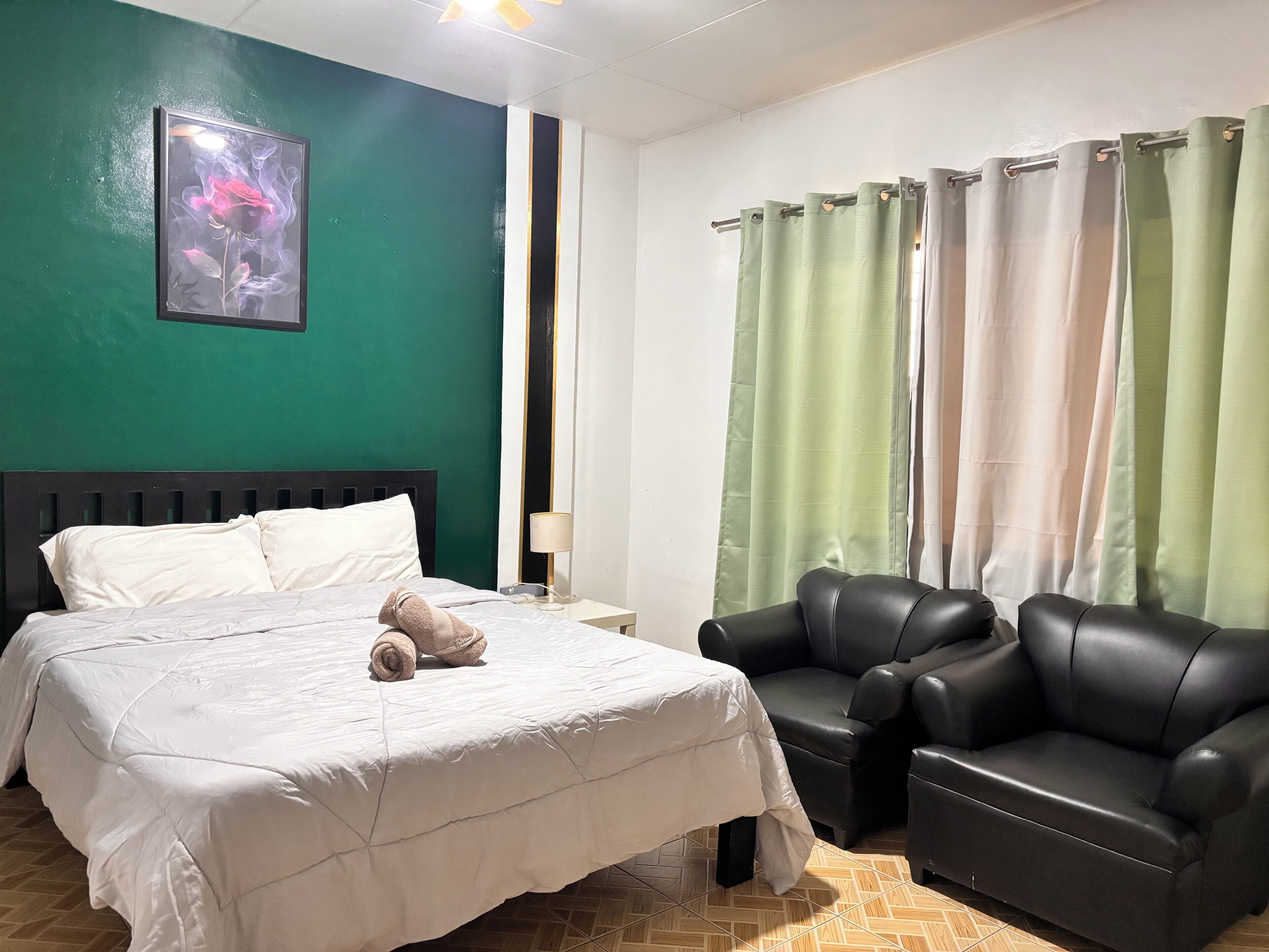 2 bedrooms, iron/ironing board, internet, bed sheets