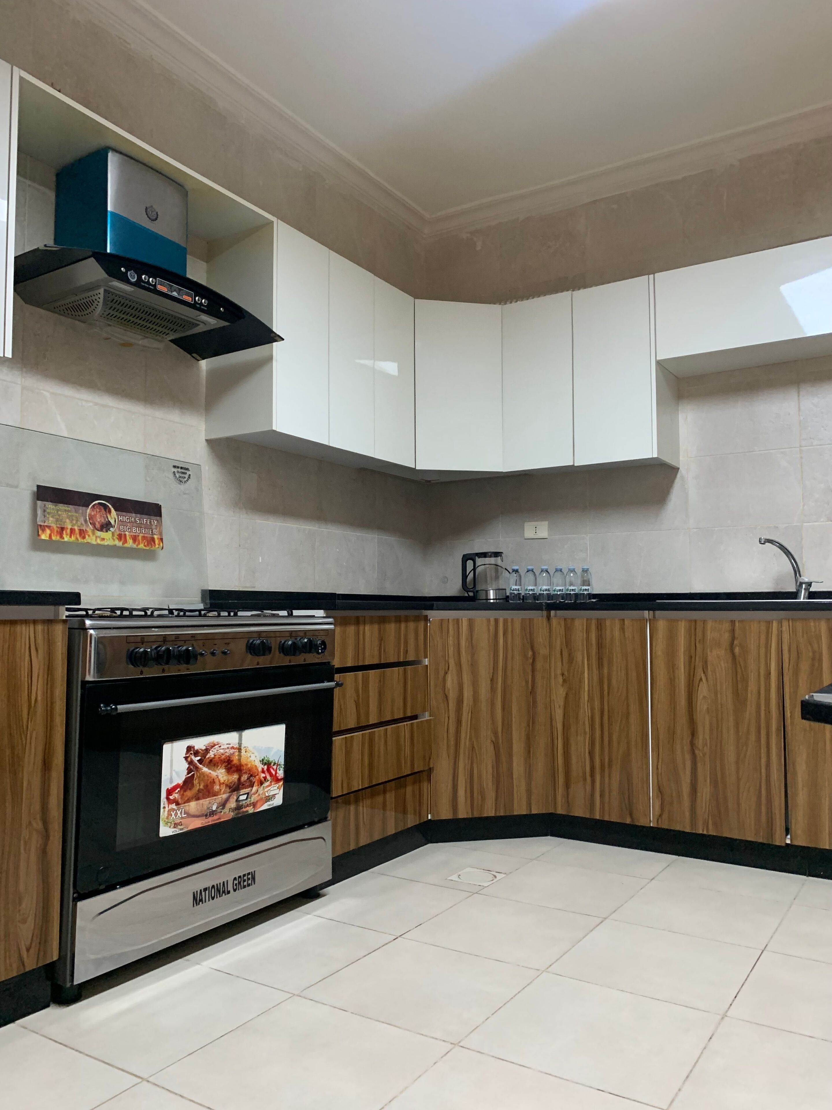 Refrigerador, microondas, utensilios de cocina