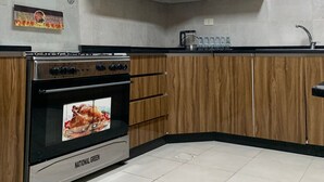 Frigorífic, microones i utensilis de cuina, vaixella i coberteria 