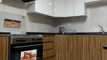 Refrigerador, microondas, utensilios de cocina