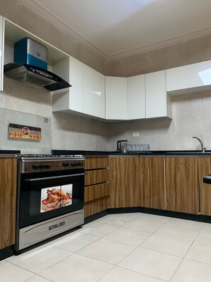 Refrigerador, microondas, utensilios de cocina