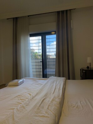 3 slaapkamers, een strijkplank/strijkijzer, internet, beddengoed