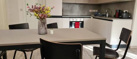 Frigorifero, microonde, forno, piano cottura