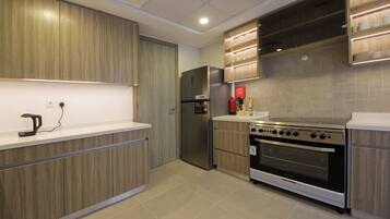 Een koelkast, een microgolfoven, een oven, een kookplaat