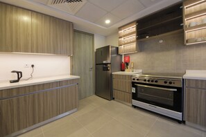 Een koelkast, een microgolfoven, een oven, een kookplaat