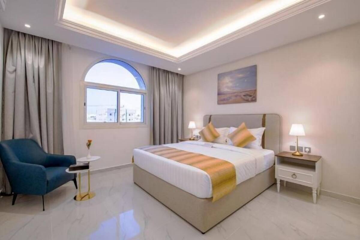 Caixa forta a l'habitació i escriptori