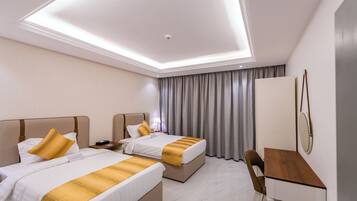 Zimmersafe, Schreibtisch, laptopgeeigneter Arbeitsplatz