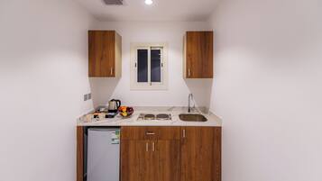 Réfrigérateur, micro-ondes, bouilloire électrique