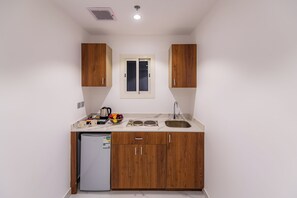 Fridge, microwave, electric kettle, cookware/dishes/utensils - Neema Hotel Apartment  (Al Wajh)
