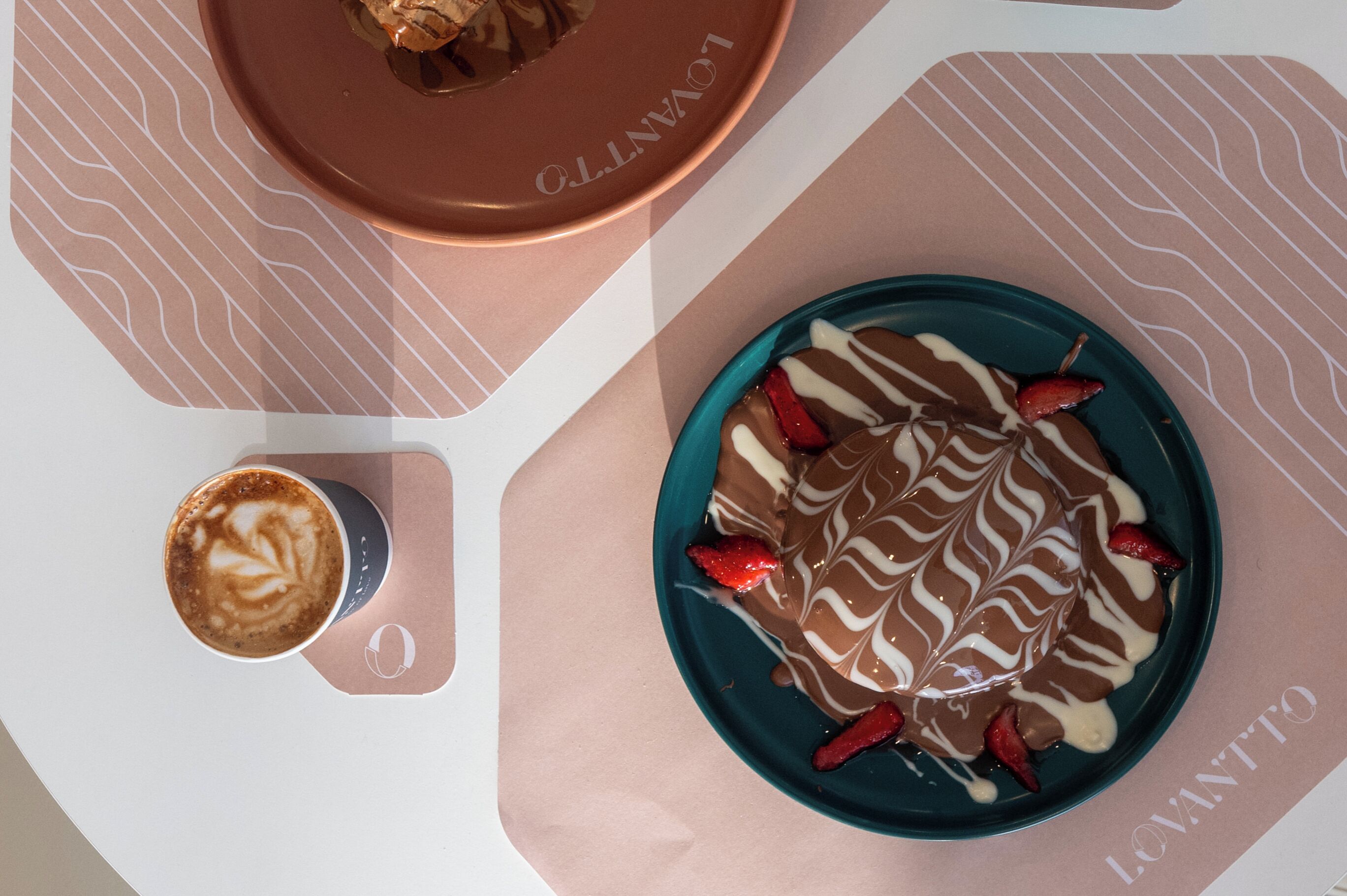 Ein Tisch mit einer Dessertplatte und einer Kaffeetasse.