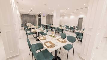 Café da manhã com buffet grátis todos os dias