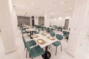 Café da manhã com buffet grátis todos os dias