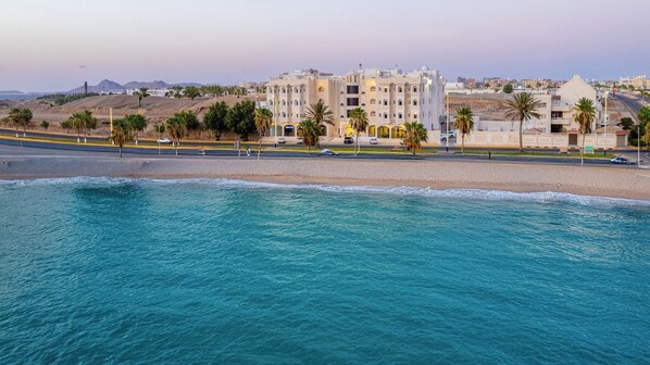 Beach nearby, beach towels - Neema Hotel Apartment  (Al Wajh)