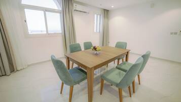 Zimmersafe, Schreibtisch, laptopgeeigneter Arbeitsplatz