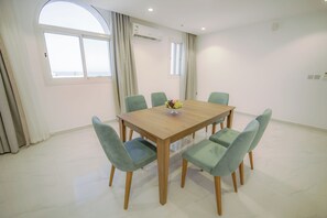 Zimmersafe, Schreibtisch, laptopgeeigneter Arbeitsplatz