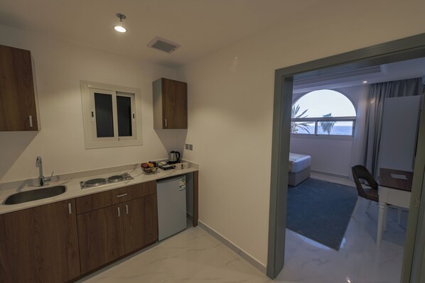 Zimmersafe, Schreibtisch, laptopgeeigneter Arbeitsplatz