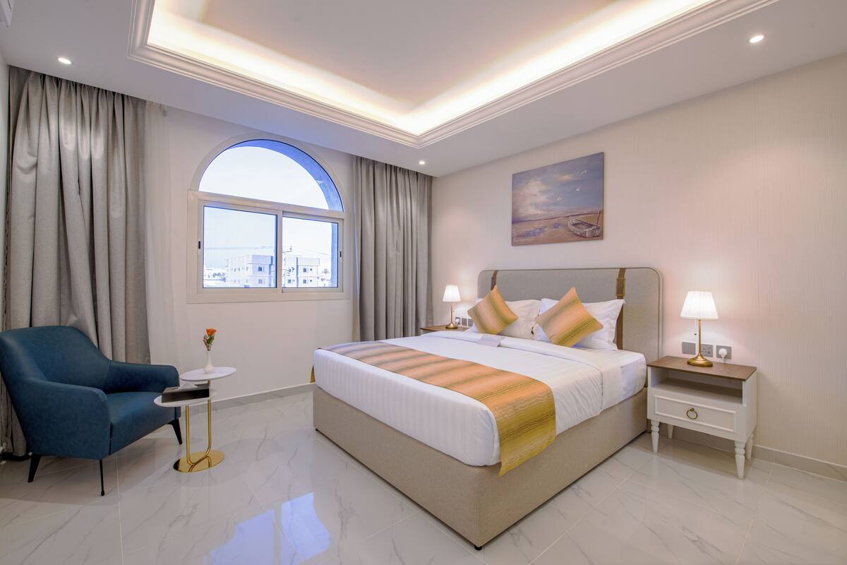 Cofres nos quartos, escrivaninha, espaço de trabalho para notebook