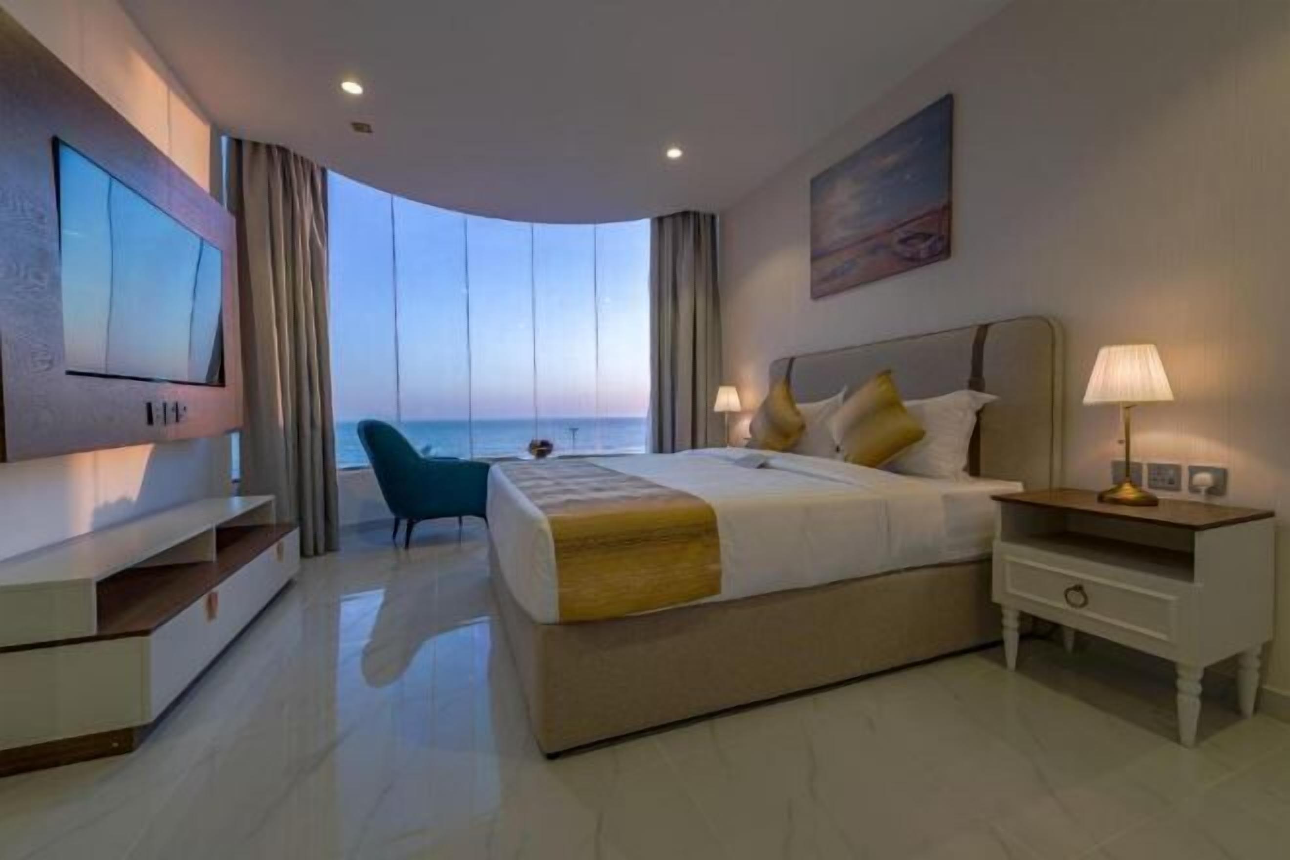 Caixa forta a l'habitació i escriptori 