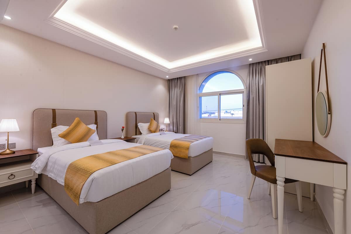 Peti besi dalam bilik, meja, ruang kerja komputer riba