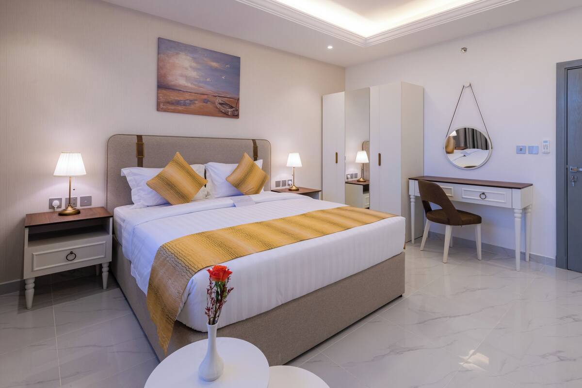 Apartamento luxo, vista para a cidade | Cofres nos quartos, escrivaninha, espaço de trabalho para notebook