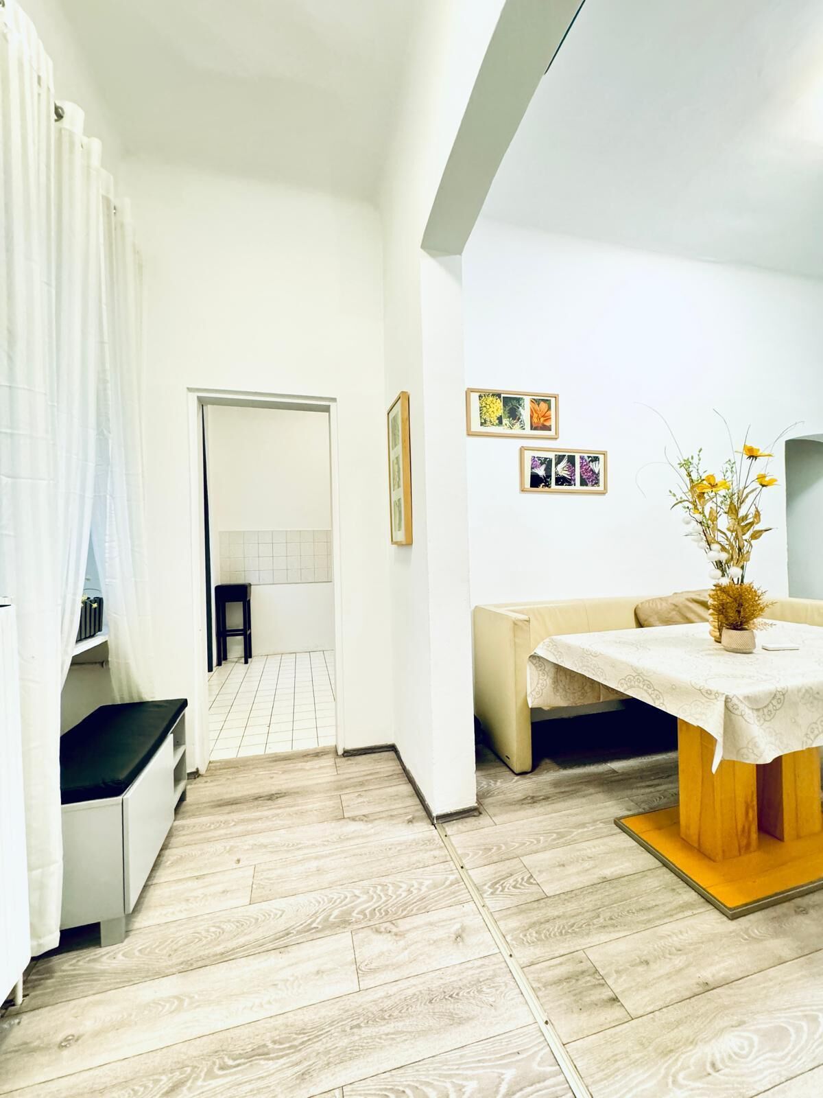 Basic Apartment | Living room