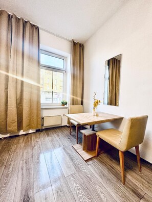 Apartament bàsic | Planxa i posts de planxar
