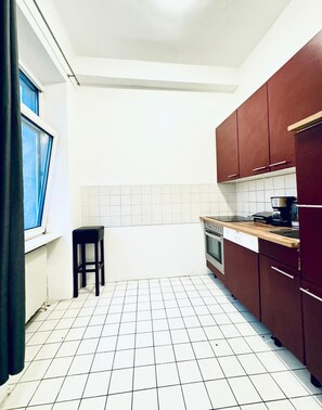 Apartament bàsic | Cuina privada | Forn, placa de cuina i utensilis de cuina, vaixella i coberteria