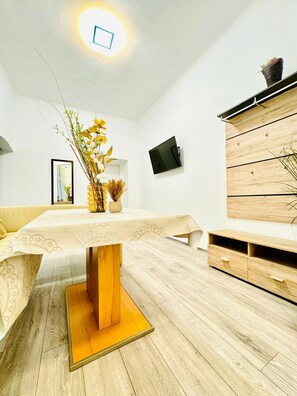 Basic Apartment | Living room