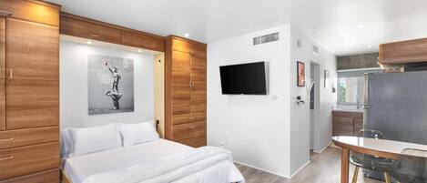 Iron/ironing board, WiFi, bed sheets