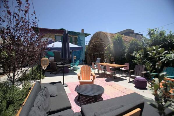 Outdoor dining - Retro-Modern Hideout in DTPH – Walkable + Pool (Phoenix)