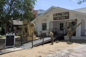 Exterior detail - Retro-Modern Hideout in DTPH – Walkable + Pool (Phoenix)