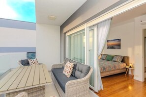 Outdoor dining - Magnolia House (Novalja)