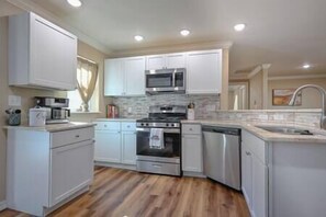 Private kitchen - Three Oaks In Beautiful Mena Arkansas (Mena)