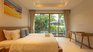Un dormitorio con cama, escritorio y vista a la vegetación.