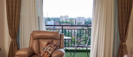 Appartement Classique, balcon, vue ville | Coin séjour