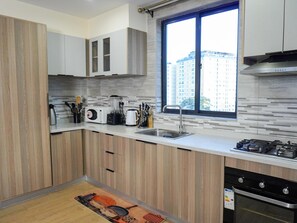 Refrigerador con congelador, microondas, horno y parrilla de estufa