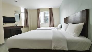 Standard Triple Room, Private Bathroom, City View | Meja, ruang kerja komputer riba, seterika/papan seterika, Wi-fi percuma