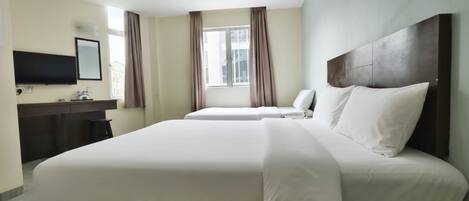 Chambre Triple Standard, salle de bains privée, vue ville