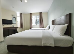 Desk, laptop workspace, iron/ironing board, free WiFi - PERIDONNE HOTEL (Malacca City)
