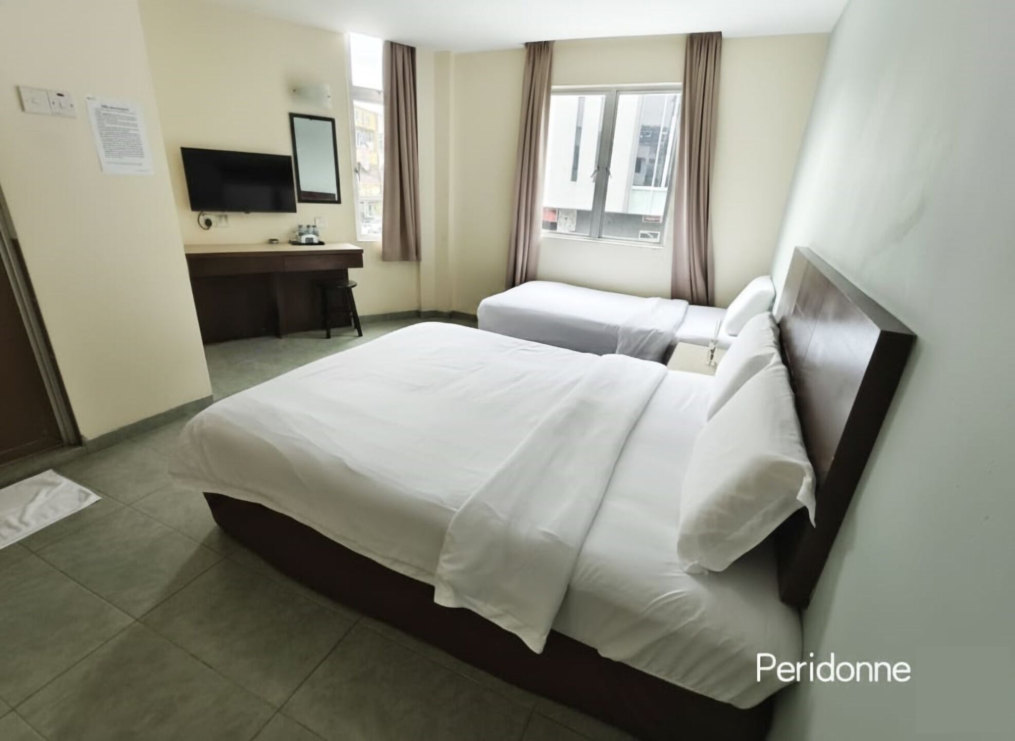 Standard trippelrum - privat badrum - utsikt mot staden | Skrivbord, arbetsyta för laptop, strykjärn/strykbräda och gratis wi-fi