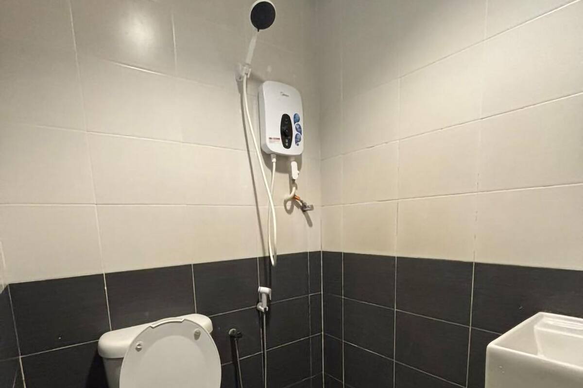 Dusch, gratis toalettartiklar, hårtork och handdukar