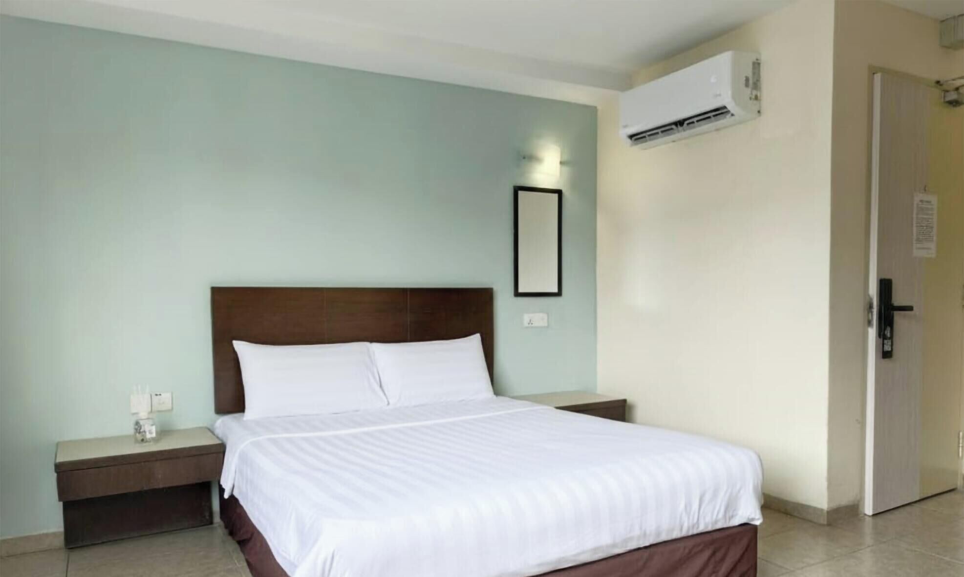 Dobbeltrom – standard, privat bad, byutsikt | Skrivebord, skrivebord for bærbar PC og strykejern/-brett