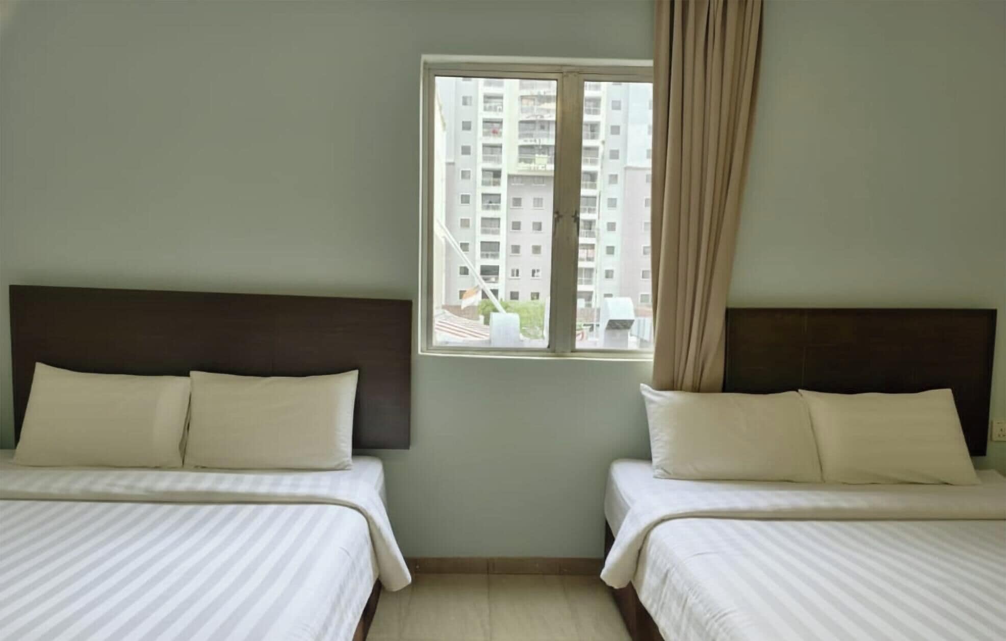 Desk, laptop workspace, iron/ironing board, free WiFi