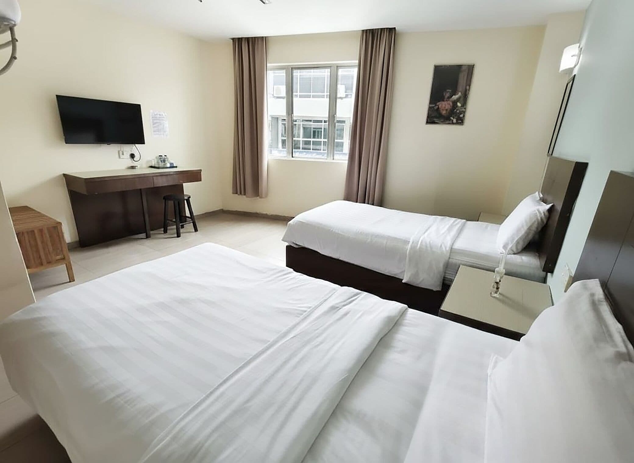 Standard tvåbäddsrum - privat badrum - utsikt mot staden | Skrivbord, arbetsyta för laptop, strykjärn/strykbräda och gratis wi-fi