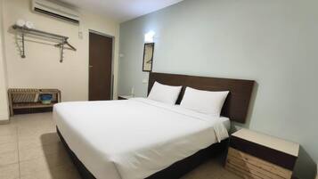 Quarto casal luxo, 1 cama King, para não fumantes, banheiro privativo | Escrivaninha, espaço de trabalho para notebook